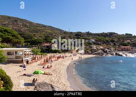 Seccheto, Isola d'Elba, Provincia di Livorno - 11 Giugno 2022 Vista sulla spiaggia sabbiosa e colorata del piccolo borgo di Seccheto Foto Stock