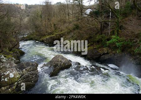 Il fiume Llugwy qui è vicino al villaggio di Pont Cyfyng in Snowdonia e la cascata conosciuta come Cyfyng Falls. Foto Stock