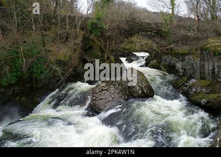 Il fiume Llugwy qui è vicino al villaggio di Pont Cyfyng in Snowdonia e la cascata conosciuta come Cyfyng Falls. Foto Stock