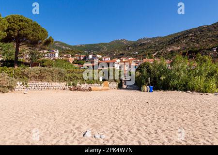 Seccheto, Isola d'Elba, Provincia di Livorno - 11 giugno 2022 piccola spiaggia sabbiosa di Seccheto Foto Stock