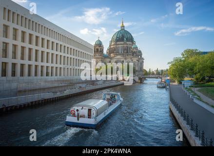 Barca al fiume Spree e alla Cattedrale di Berlino - Berlino, Germania Foto Stock