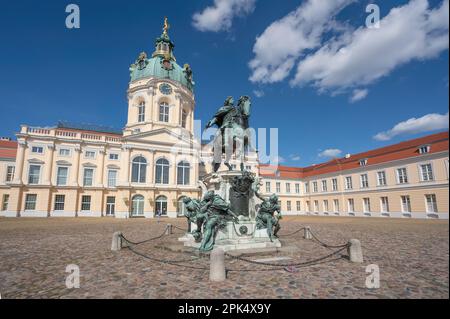 Castello di Charlottenburg e statua del Grande Elettore Friedrich Wilhelm - Berlino, Germania Foto Stock