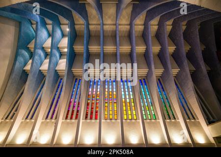 Finestre colorate e soffitto a Kirche am Hohenzollernplatz (Chiesa a Hohenzollernplatz) interni - Berlino, Germania Foto Stock