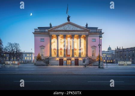 Teatro dell'Opera di Berlino di notte - Berlino, Germania Foto Stock