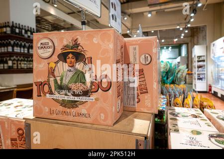 Eataly è una destinazione gourmet italiana per lo shopping e i ristoranti a New York City, USA 2023 Foto Stock