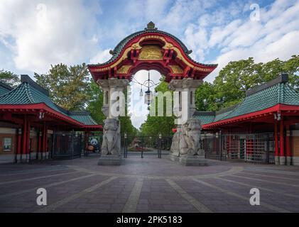 Porta dell'elefante allo Zoo di Berlino - Berlino, Germania Foto Stock