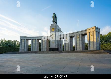 Memoriale sovietico al parco Tiergarten - Berlino, Germania Foto Stock