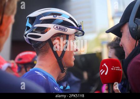 Amasa-Villabona, Spagna, 05th aprile, 2023: Il pilota del Team Movistar Enric Mas partecipa ai media durante la 3rd° tappa del Paese Basco Itzulia 2023 tra Errenteria e Amasa-Villabona il 05 aprile 2023, ad Amasa-Villabona, Spagna . Credit: Alberto Brevers / Alamy Live News Foto Stock