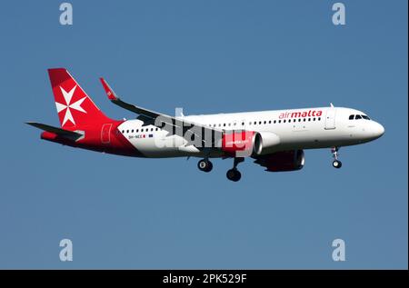 Un Airbus A320-251N Neo of Air Malta si avvicina all'aeroporto Gatwick di Londra Foto Stock