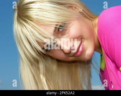 ritratto di giovane donna attraente al giorno di sole Foto Stock