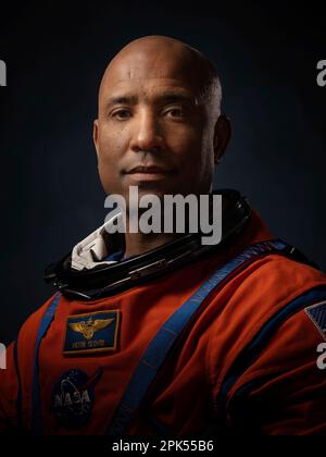 Spazio. 2nd maggio, 2021. L'astronauta Victor Glover della NASA, che è stato nominato pilota della missione Artemis II il 3 aprile 2023, effettuerà il suo secondo volo nello spazio. Glover in precedenza servì come pilota su NASAs SpaceX Crew-1, che sbarcò il 2 maggio 2021, dopo 168 giorni nello spazio. Come ingegnere di volo a bordo della stazione spaziale per Expedition 64, ha contribuito alle indagini scientifiche, dimostrazioni di tecnologia, e ha partecipato a quattro spaziali. Credito obbligatorio: Josh Valcarcel/NASA-JSC tramite CNP/dpa/Alamy Live News Foto Stock