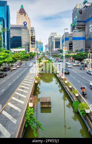 Sathon Road nel quartiere commerciale di Sathon, nel centro di Bangkok, Thailandia Foto Stock