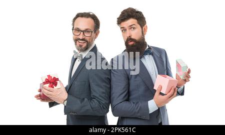 Negozio online. successo e ricompensa. esthete. partner commerciali su riunione isolato su bianco. gli uomini bearded tengono il regalo di san valentino. buon compleanno shopping. b Foto Stock
