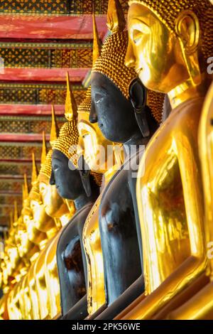 Statue di Buddha a Wat Suthat Thepwararam a Bangkok, Thailandia Foto Stock