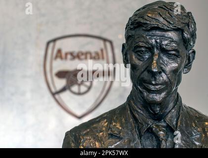 Statua in bronzo dell'Arsene Wenger nell'Emirates Stadium, a nord di Londra, sede della squadra della Premier League inglese Foto Stock