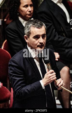 Antonin Burat / le Pictorium - - 4/4/2023 - Francia / Ile-de-France (regione) / Parigi - il Ministro dell'interno Gerald Darmanin risponde ai parlamentari durante la sessione di interrogazioni al governo del 4 aprile 2023, in seno all'Assemblea nazionale francese. Foto Stock