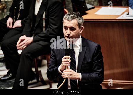 Antonin Burat / le Pictorium - - 4/4/2023 - Francia / Ile-de-France (regione) / Parigi - il Ministro dell'interno Gerald Darmanin risponde ai parlamentari durante la sessione di interrogazioni al governo del 4 aprile 2023, in seno all'Assemblea nazionale francese. Foto Stock