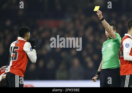 ROTTERDAM - (LR) Marcos Lopez di Feyenoord è prenotata dall'arbitro Allard Lindhout durante la Semifinale della KNVB Cup match tra Feyenoord e Ajax a Feyenoord Stadion de Kuip il 5 aprile 2023 a Rotterdam, Olanda ANP MAURICE VAN STEEN Foto Stock
