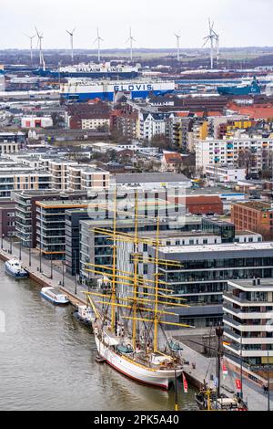 Panoramica del nuovo porto, edificio residenziale, nave di formazione Germania, parte del Havenwelten, di Bremerhaven, Brema, Germania Foto Stock