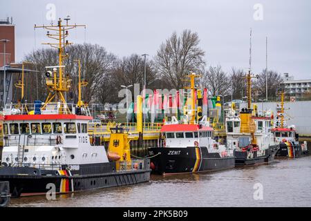 Bremerhaven Boy yard, questo è il luogo in cui i segnali di navigazione per il Weser esterno sono mantenuti e dispiegati, appartiene ai corsi d'acqua Weser-Jade-Nordsee Foto Stock