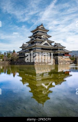 Il castello di Matsumoto è anche conosciuto come Castello di Crow a causa della sua facciata per lo più nera, è stato costruito all'inizio del 16th ° secolo Foto Stock