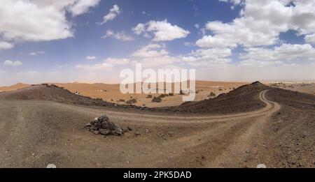 Merzouga, Marocco, Africa: Strada panoramica nel deserto del Sahara con le belle dune di sabbia, palme e campi tendati, viaggio in 4x4, dune di Erg Chebbi Foto Stock