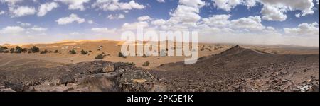 Merzouga, Marocco, Africa: Strada panoramica nel deserto del Sahara con le belle dune di sabbia, palme e campi tendati, viaggio in 4x4, dune di Erg Chebbi Foto Stock