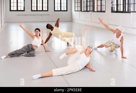 Formazione di ballerini in uno studio di danza Foto Stock