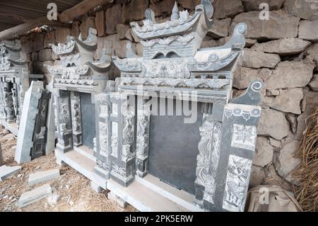 Un esempio dell'intricato disegno dell'intaglio in pietra in un laboratorio di pietra nella provincia dello Yunnan in Cina Foto Stock