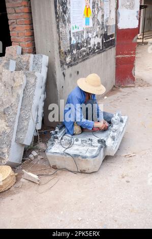 Muratori cinesi di pietra che lavorano per intagliare i loro complessi disegni in un laboratorio nella provincia di Jianshui Yunnan, Cina Foto Stock