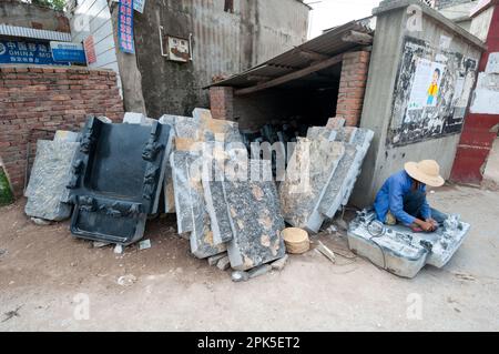 Muratori cinesi di pietra che lavorano per intagliare i loro complessi disegni in un laboratorio nella provincia di Jianshui Yunnan, Cina Foto Stock