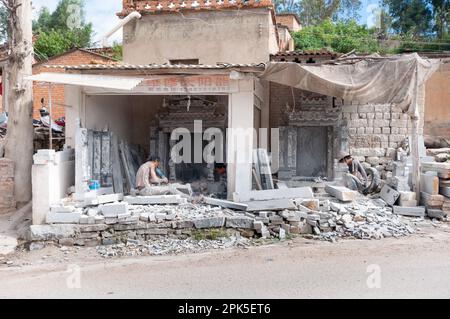 Muratori cinesi di pietra che lavorano per intagliare i loro complessi disegni in un laboratorio nella provincia di Jianshui Yunnan, Cina Foto Stock