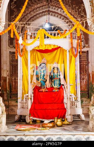Radha Krishna idoli nel Tempio di Lalji nel complesso di Kalna Rajbari templi indù in Ambika Kalna, distretto di Purba Bardhaman del Bengala Occidentale, India Foto Stock