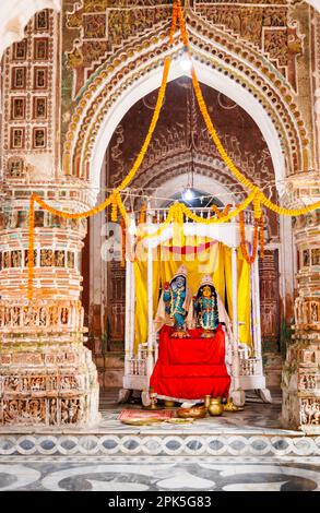 Radha Krishna idoli nel Tempio di Lalji nel complesso di Kalna Rajbari templi indù in Ambika Kalna, distretto di Purba Bardhaman del Bengala Occidentale, India Foto Stock