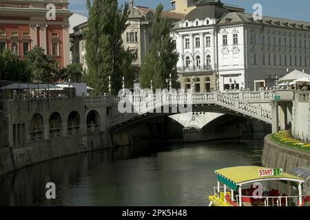 Lublana, Lubiana, Słowenia, Slovenia, Slowenien, Lubibljanica - fiume in città - ponte sul fiume; Fluss in der Stadt - Brücke über den Fluss Foto Stock