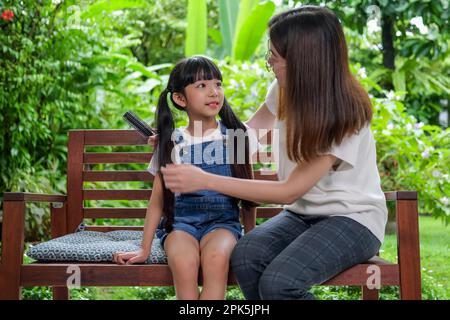 Genitori con figlia che trascorrono del tempo insieme a casa Foto Stock