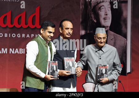 NEW DELHI, INDIA - 5 APRILE: Il leader del Congresso Karan Singh rilascia il libro di Ghulam Nabi Azad ‘Azaad` al Nehru Museum il 5 aprile 2023 a New Delhi, India. (Foto di Sanjeev Verma/Hindustan Times/Sipa USA) Foto Stock