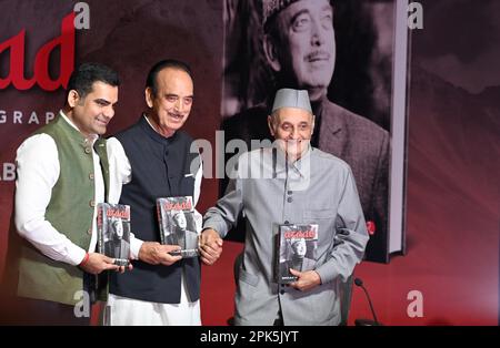 NEW DELHI, INDIA - 5 APRILE: Il leader del Congresso Karan Singh rilascia il libro di Ghulam Nabi Azad ‘Azaad` al Nehru Museum il 5 aprile 2023 a New Delhi, India. (Foto di Sanjeev Verma/Hindustan Times/Sipa USA) Foto Stock