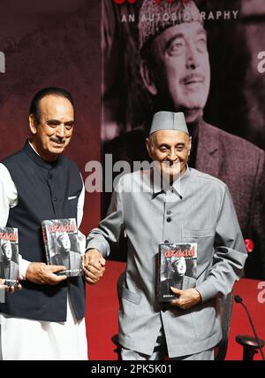 NEW DELHI, INDIA - 5 APRILE: Il leader del Congresso Karan Singh rilascia il libro di Ghulam Nabi Azad ‘Azaad` al Nehru Museum il 5 aprile 2023 a New Delhi, India. (Foto di Sanjeev Verma/Hindustan Times/Sipa USA) Foto Stock