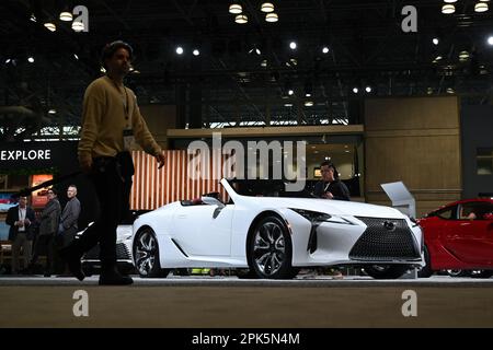 Il Lexus 2023 LC 500 convertibile in mostra durante il New York International Auto Show 2023 (NYIAS) al Javits Center il 5 aprile 2023 a New Yor Foto Stock