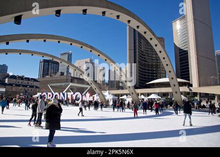 Toronto, Ontario / Canada - 03 marzo 2018: Municipio di Toronto con anello di skidding Foto Stock