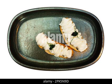 Deliziose tartine con piatto di pesce e caviale Foto Stock