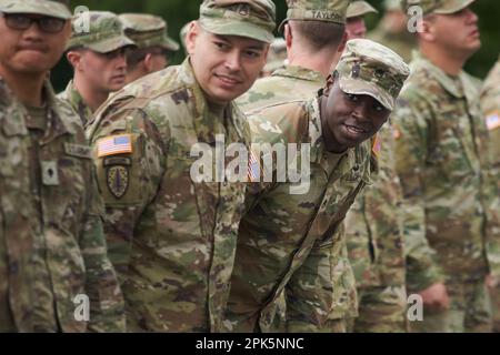 Bucarest, Romania. 5th aprile 2023: I militari americani della 101st Divisione Airborne si preparano per il trasferimento della cerimonia di autorità tra la 101st Divisione Airborne (Air Assault) e la 10th Divisione montagna, entrambe dell'esercito degli Stati Uniti, presso il Monumento degli Eroi della Patria di fronte alla Carol i National Defence University. Credit: Lucian Alecu/Alamy Live News Foto Stock