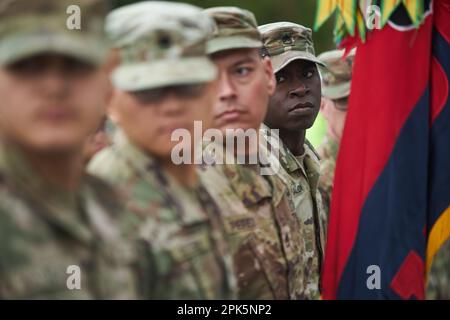 Bucarest, Romania. 5th aprile 2023: Militari americani della 101st Divisione Airborne durante la cerimonia di trasferimento dell'autorità tra la 101st Divisione Airborne (Air Assault) e la 10th Divisione montagna, entrambe dell'esercito degli Stati Uniti, presso il Monumento degli Eroi della Patria di fronte alla Carol i National Defence University. Credit: Lucian Alecu/Alamy Live News Foto Stock