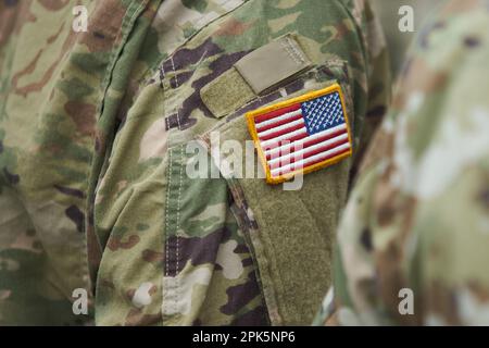 Bucarest, Romania. 5th aprile, 2023: Servitore americano durante la cerimonia di trasferimento dell'autorità tra la 101st Divisione Airborne (Air Assault) e la 10th Divisione montagna, entrambe dell'esercito degli Stati Uniti, presso il Monumento degli Eroi della Patria di fronte alla Carol i National Defence University. Credit: Lucian Alecu/Alamy Live News Foto Stock