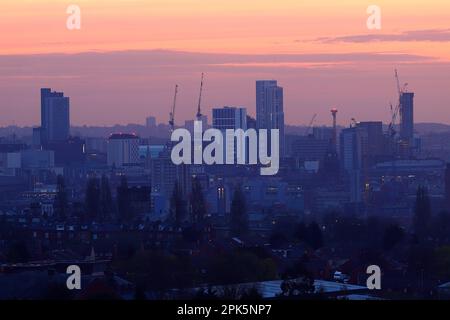 Vista dello skyline del centro di Leeds all'alba Foto Stock