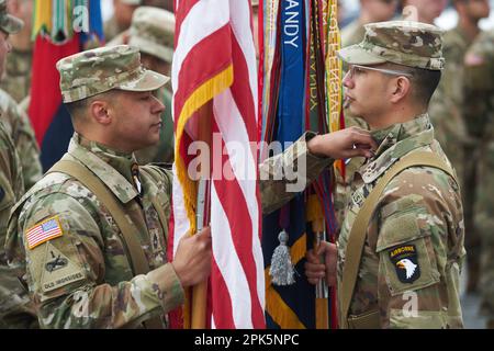 Bucarest, Romania. 5th aprile 2023: I militari americani della 101st Divisione Airborne si preparano per il trasferimento della cerimonia di autorità tra la 101st Divisione Airborne (Air Assault) e la 10th Divisione montagna, entrambe dell'esercito degli Stati Uniti, presso il Monumento degli Eroi della Patria di fronte alla Carol i National Defence University. Credit: Lucian Alecu/Alamy Live News Foto Stock