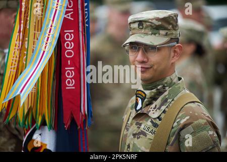 Bucarest, Romania. 5th aprile 2023: Militari americani della 101st Divisione Airborne durante la cerimonia di trasferimento dell'autorità tra la 101st Divisione Airborne (Air Assault) e la 10th Divisione montagna, entrambe dell'esercito degli Stati Uniti, presso il Monumento degli Eroi della Patria di fronte alla Carol i National Defence University. Credit: Lucian Alecu/Alamy Live News Foto Stock