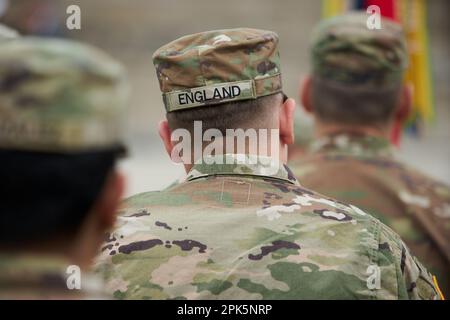 Bucarest, Romania. 5th aprile, 2023: Servitore americano durante la cerimonia di trasferimento dell'autorità tra la 101st Divisione Airborne (Air Assault) e la 10th Divisione montagna, entrambe dell'esercito degli Stati Uniti, presso il Monumento degli Eroi della Patria di fronte alla Carol i National Defence University. Credit: Lucian Alecu/Alamy Live News Foto Stock