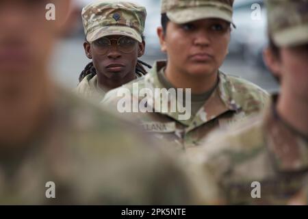 Bucarest, Romania. 5th aprile 2023: Donna americana soldato della 101st° Divisione Airborne durante la cerimonia di trasferimento dell'autorità tra la 101st° Divisione Airborne (Air Assault) e la 10th° Divisione montagna, entrambe dell'esercito degli Stati Uniti, al Monumento degli Eroi della Patria di fronte alla Carol i National Defence University. Credit: Lucian Alecu/Alamy Live News Foto Stock